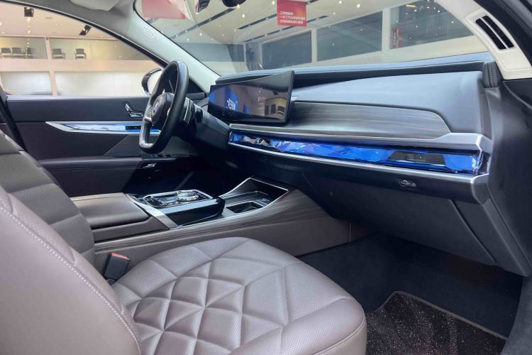 Used BMW 7 Series 2023 735Li Luxury Package Interior 8