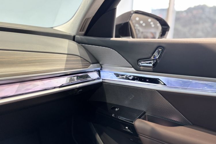 Used BMW 7 Series 2023 735Li M Sport Package Interior 9