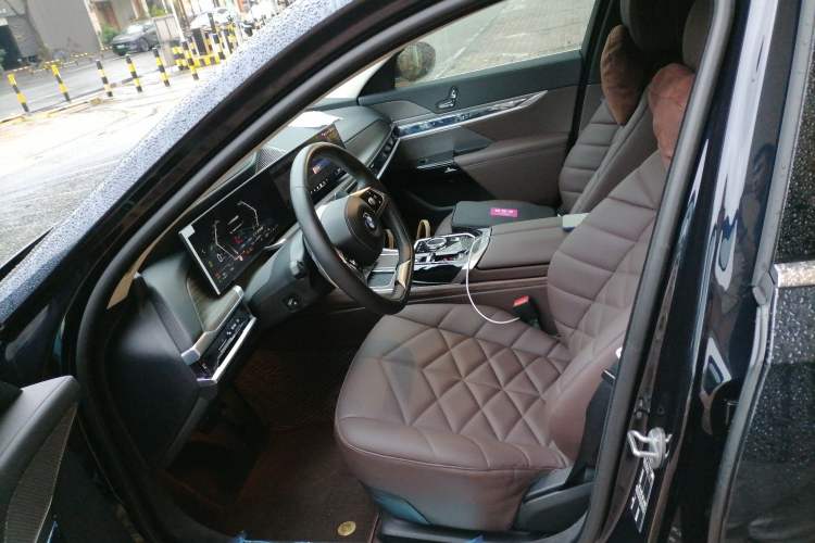 Used BMW 7 Series 2023 735Li Luxury Package Left Front Seat