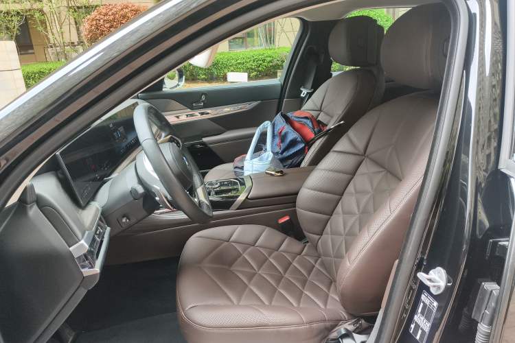 Used BMW 7 Series 2023 735Li Luxury Package Left Front Seat