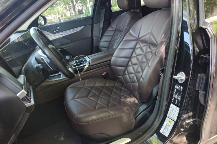 Used BMW 7 Series 2023 735Li Luxury Package Left Front Seat