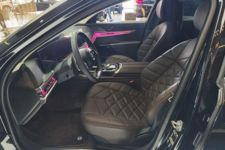 Used BMW 7 Series 2023 735Li Luxury Package Left Front Seat