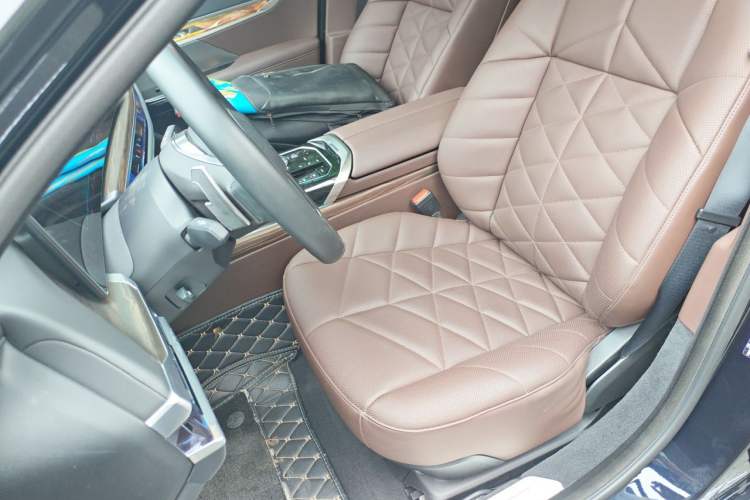 Used BMW 7 Series 2023 735Li Luxury Package Left Front Seat
