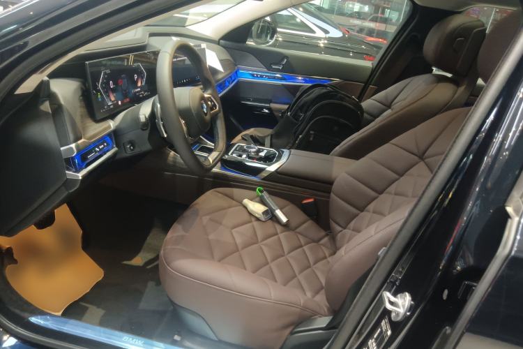 Used BMW 7 Series 2023 735Li Luxury Package Left Front Seat