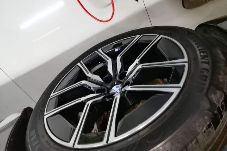Used BMW 7 Series 2023 735Li M Sport Package Left Front Wheel Hub