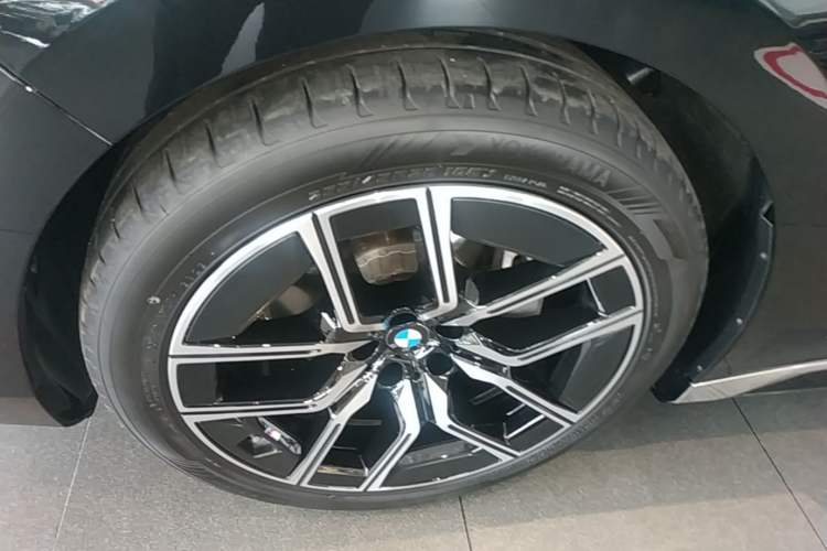 Used BMW 7 Series 2023 735Li M Sport Package Left Front Wheel Hub