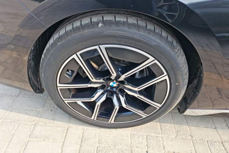 Used BMW 7 Series 2023 735Li M Sport Package Left Front Wheel Hub