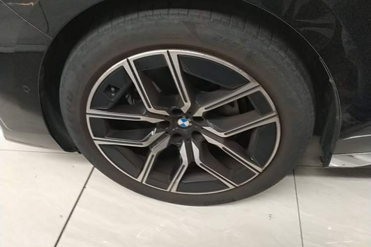 Used BMW 7 Series 2023 735Li M Sport Package Left Front Wheel Hub