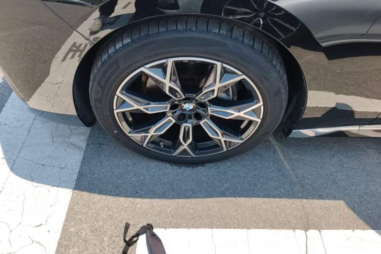 Used BMW 7 Series 2023 735Li Luxury Package Left Front Wheel Hub