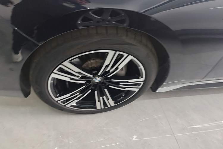 Used BMW 7 Series 2023 735Li M Sport Package Left Front Wheel Hub