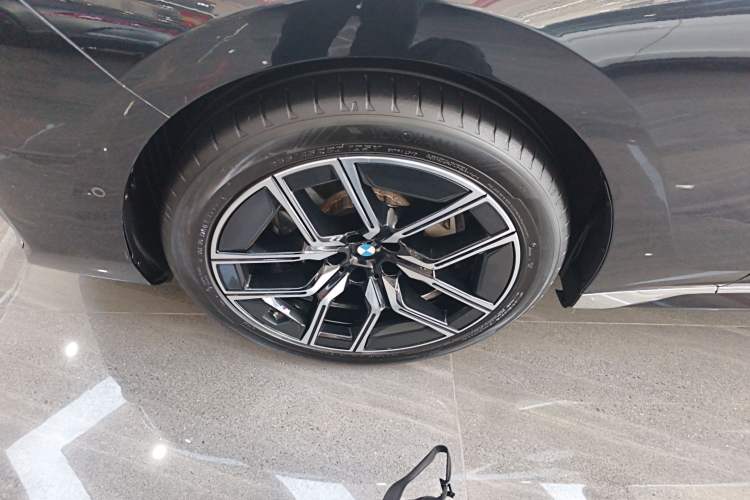 Used BMW 7 Series 2023 735Li M Sport Package Left Front Wheel Hub