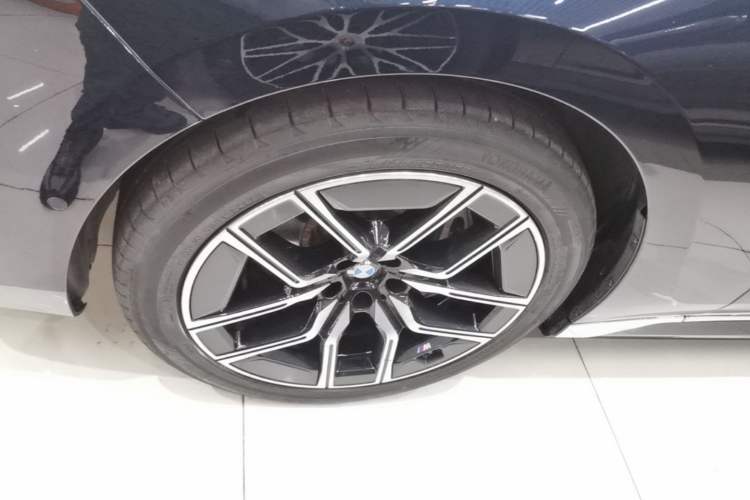 Used BMW 7 Series 2023 735Li M Sport Package Left Front Wheel Hub