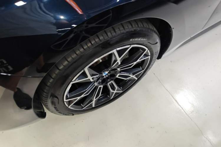 Used BMW 7 Series 2023 735Li Luxury Package Left Front Wheel Hub