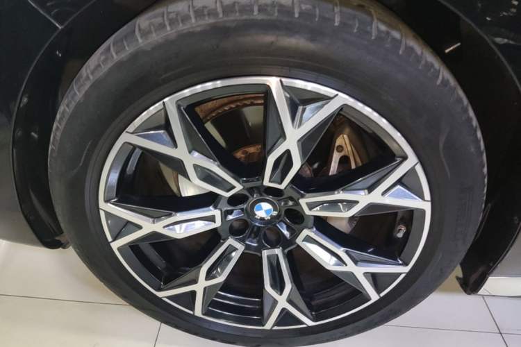 Used BMW 7 Series 2023 735Li Luxury Package Left Front Wheel Hub
