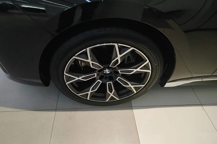 Used BMW 7 Series 2023 735Li Luxury Package Left Front Wheel Hub