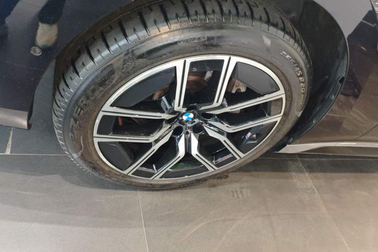 Used BMW 7 Series 2023 735Li M Sport Package Left Front Wheel Hub