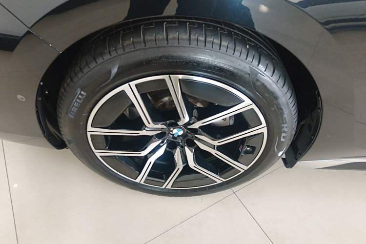Used BMW 7 Series 2023 735Li M Sport Package Left Front Wheel Hub