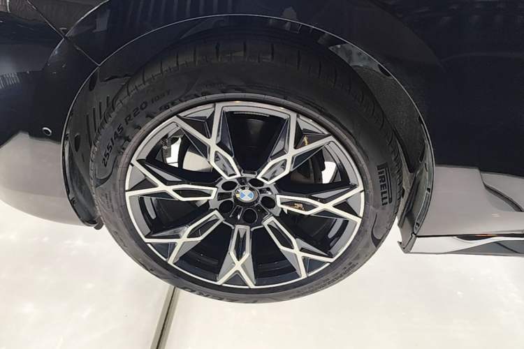 Used BMW 7 Series 2023 735Li Luxury Package Left Front Wheel Hub