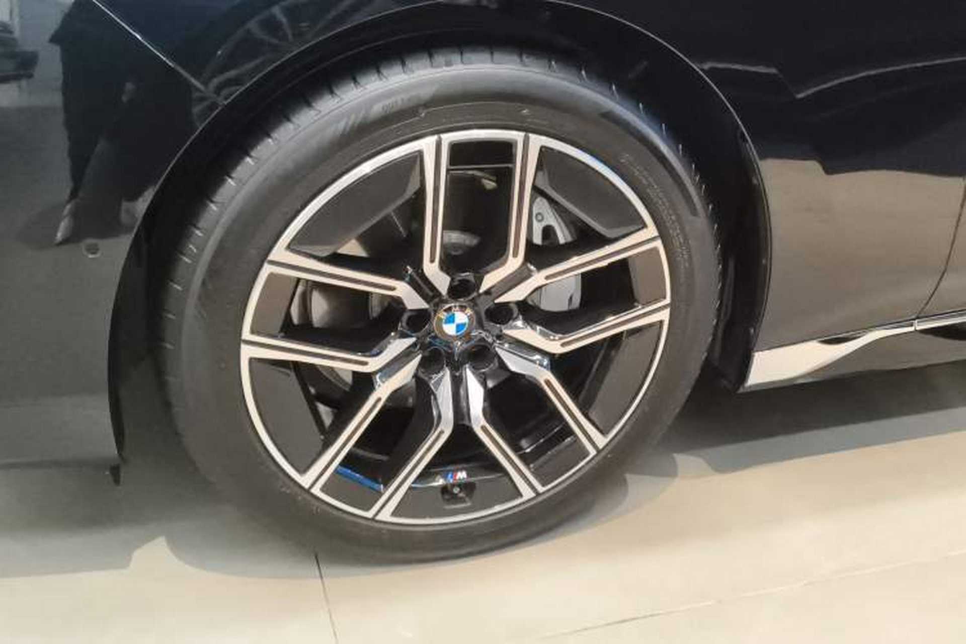 Used BMW 7 Series 2023 735Li M Sport Package Left Front Wheel Hub