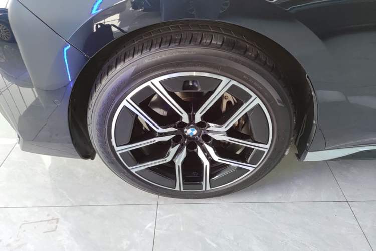 Used BMW 7 Series 2023 735Li M Sport Package Left Front Wheel Hub