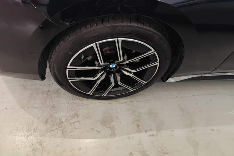 Used BMW 7 Series 2023 735Li M Sport Package Left Front Wheel Hub