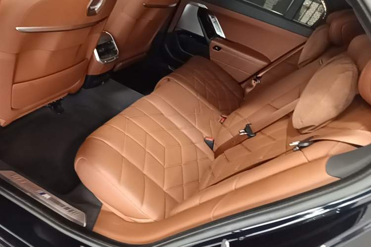 Used BMW 7 Series 2023 740Li Luxury Edition M Sport Package Left Rear Seat