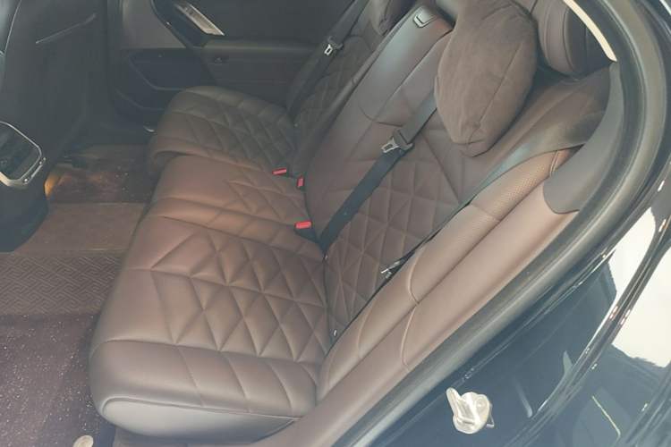 Used BMW 7 Series 2023 735Li Luxury Package Left Rear Seat