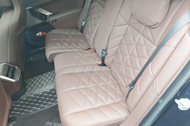 Used BMW 7 Series 2023 735Li Luxury Package Left Rear Seat
