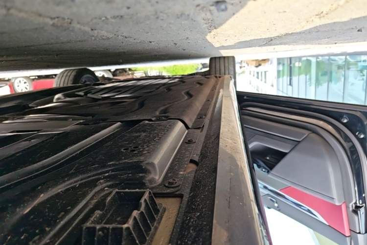 Used BMW 7 Series 2023 735Li M Sport Package Left Side Sill
