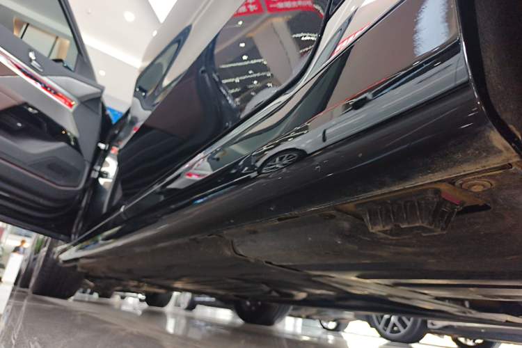 Used BMW 7 Series 2023 735Li M Sport Package Left Side Sill