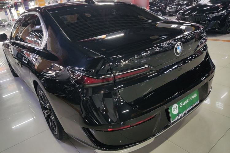 Used BMW 7 Series 2023 735Li Luxury Package Rear Left 45 Deg