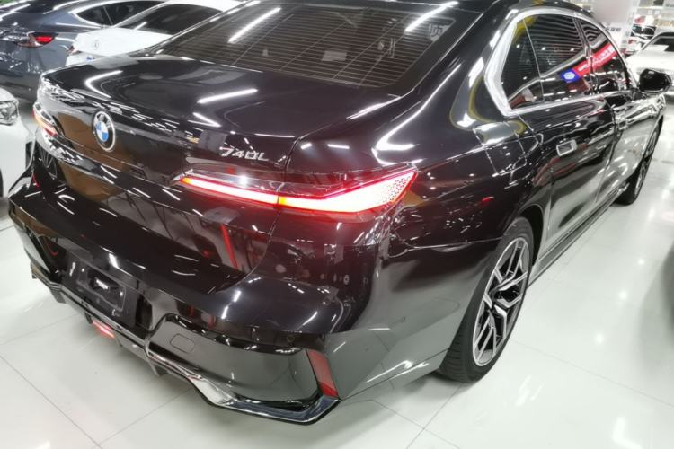 Used BMW 7 Series 2023 735Li M Sport Package Rear Right 45 Deg