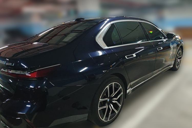 Used BMW 7 Series 2023 735Li M Sport Package Rear Right 45 Deg