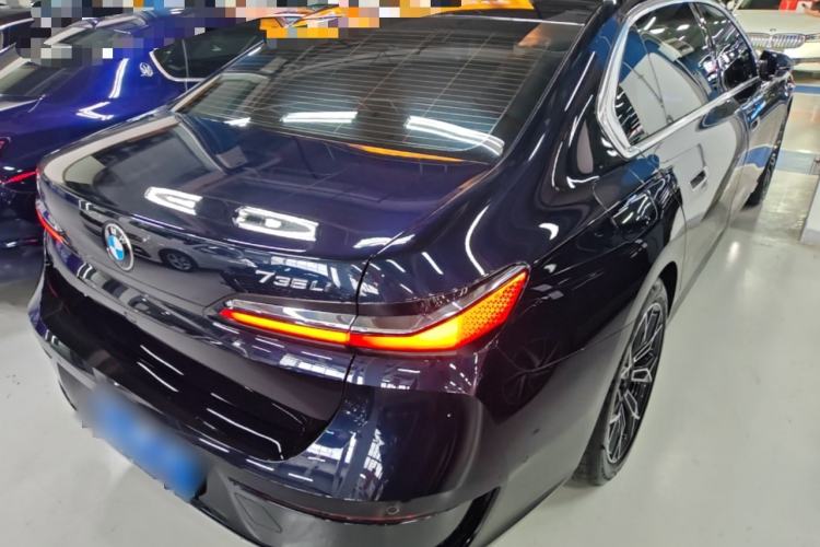 Used BMW 7 Series 2023 735Li Luxury Package Rear Right 45 Deg