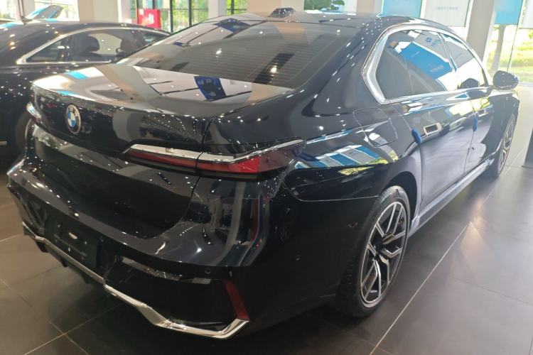 Used BMW 7 Series 2023 735Li M Sport Package Rear Right 45 Deg
