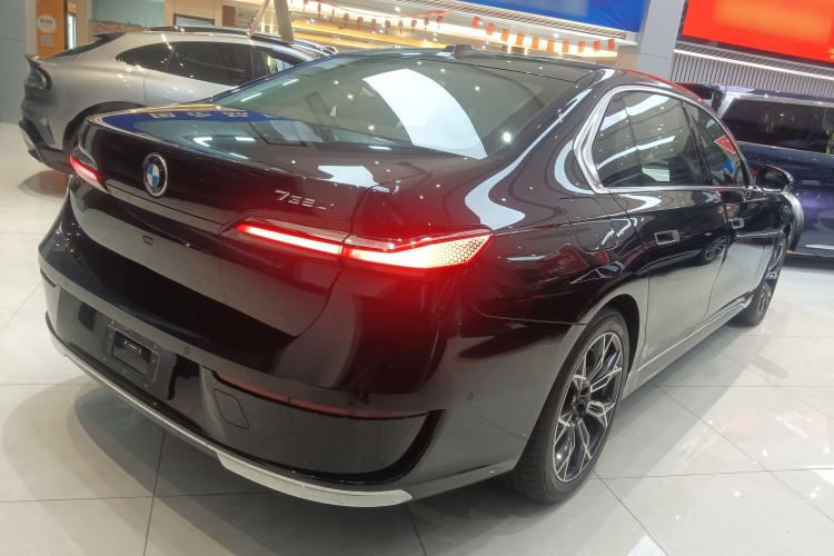 Used BMW 7 Series 2023 735Li Luxury Package Rear Right 45 Deg