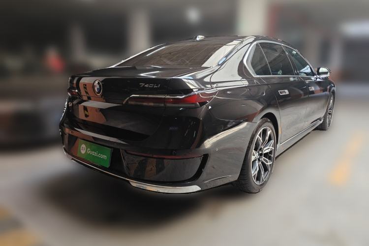 Used BMW 7 Series 2023 735Li Luxury Package Rear Right 45 Deg