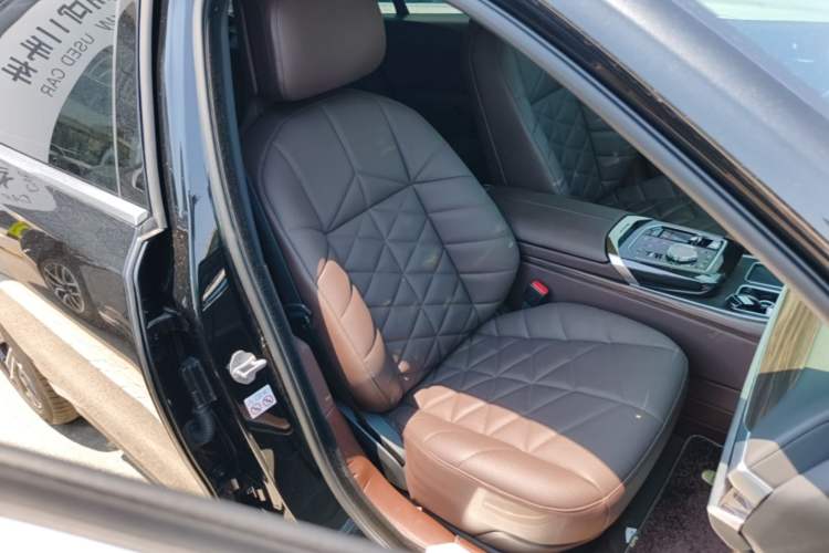 Used BMW 7 Series 2023 735Li Luxury Package Right Front Seat