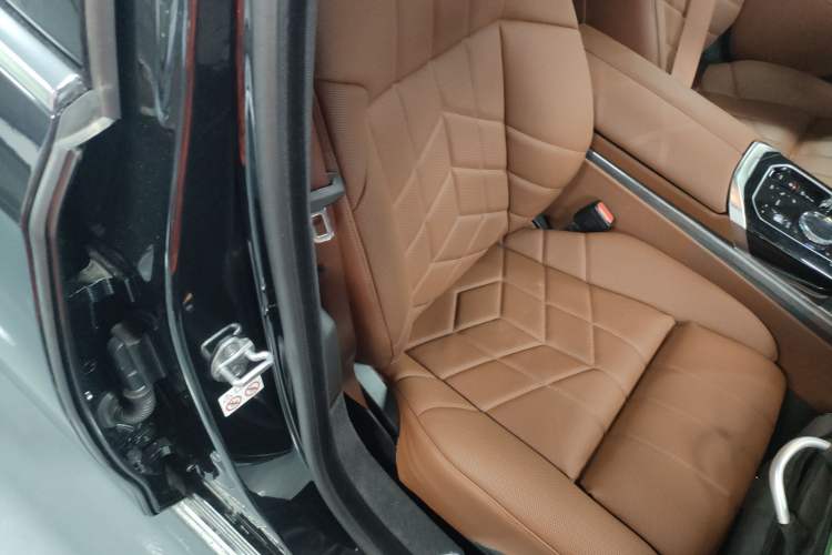 Used BMW 7 Series 2023 Restyled 740Li Luxury Edition M Sport Package Right Front Seat