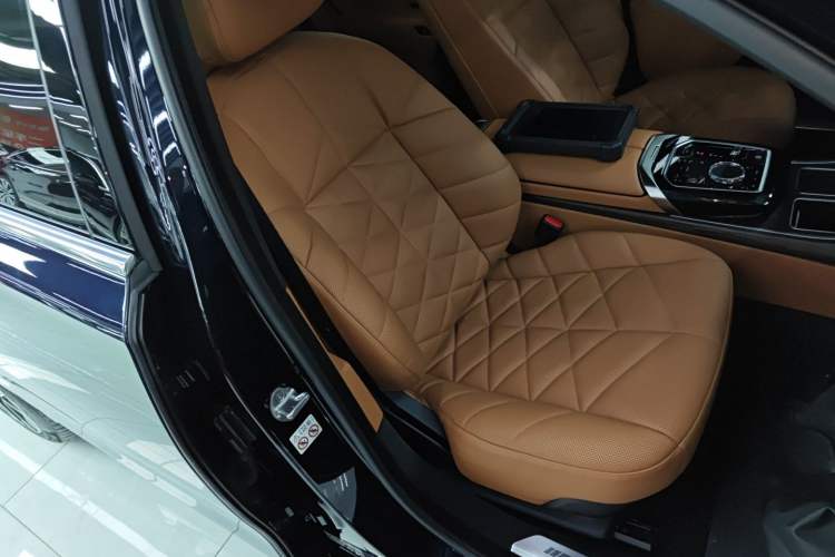 Used BMW 7 Series 2023 735Li M Sport Package Right Front Seat