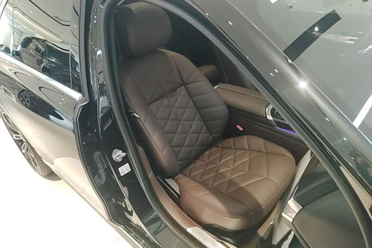 Used BMW 7 Series 2023 735Li Luxury Package Right Front Seat