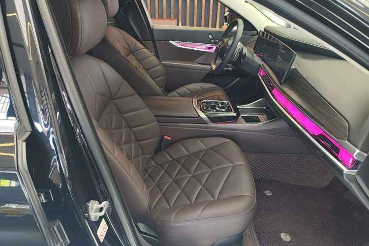 Used BMW 7 Series 2023 735Li Luxury Package Right Front Seat