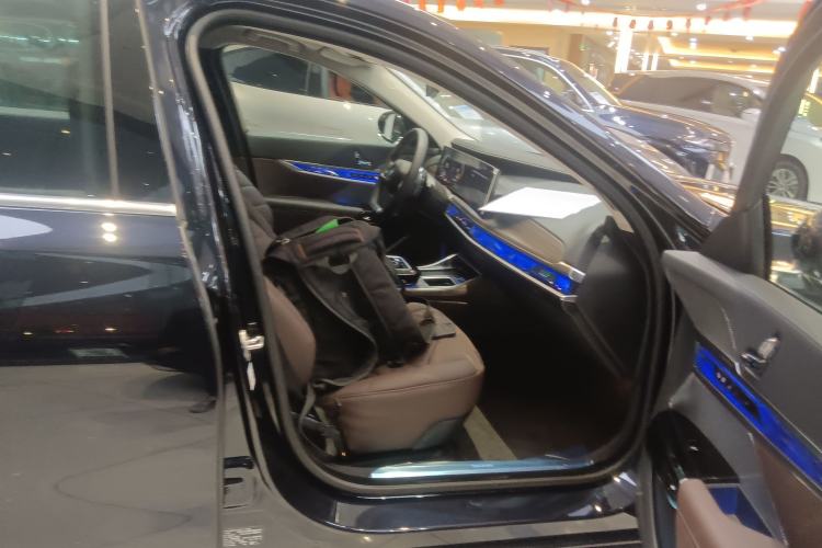 Used BMW 7 Series 2023 735Li Luxury Package Right Front Seat