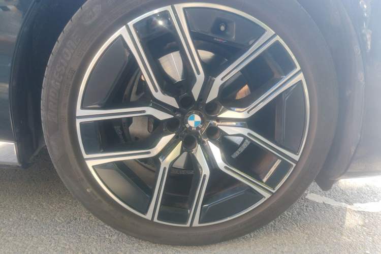 Used BMW 7 Series 2023 735Li M Sport Package Right Front Wheel Hub