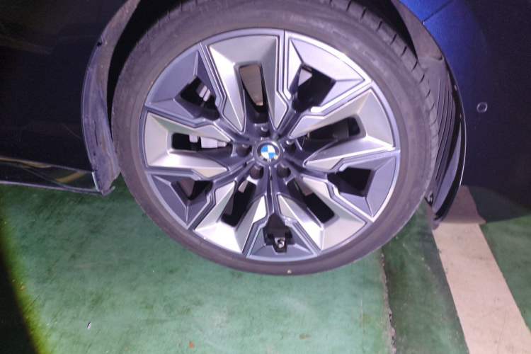 Used BMW 7 Series 2023 740Li Luxury Edition with Premium Package Right Front Wheel Hub