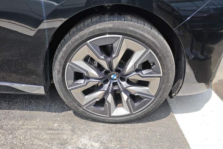 Used BMW 7 Series 2023 740Li Luxury Edition with Premium Package Right Front Wheel Hub