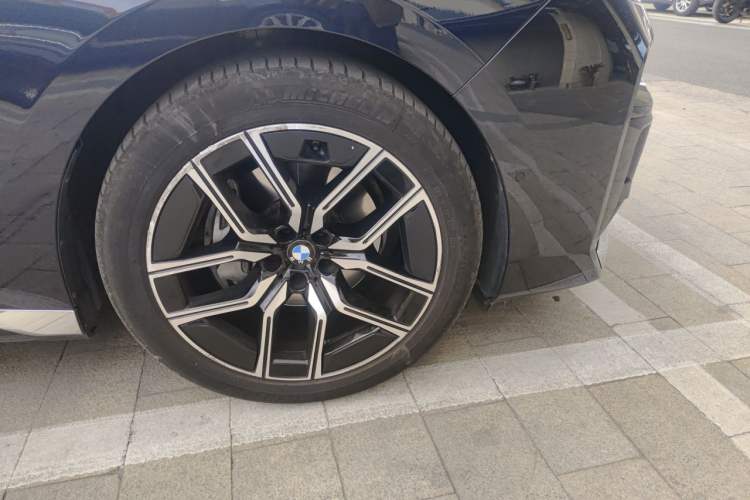Used BMW 7 Series 2023 735Li M Sport Package Right Front Wheel Hub