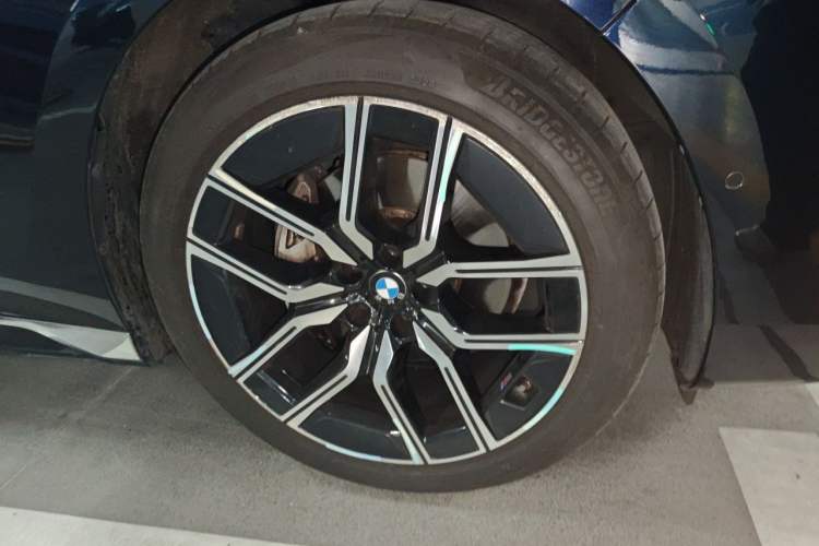 Used BMW 7 Series 2023 735Li M Sport Package Right Front Wheel Hub