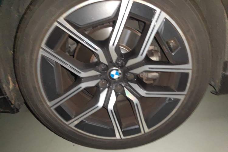 Used BMW 7 Series 2023 735Li M Sport Package Right Front Wheel Hub
