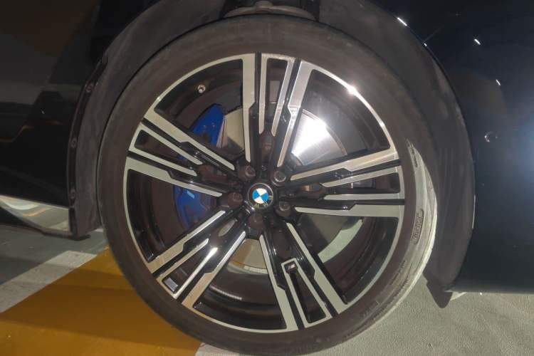 Used BMW 7 Series 2023 740Li Luxury Edition M Sport Package Right Front Wheel Hub